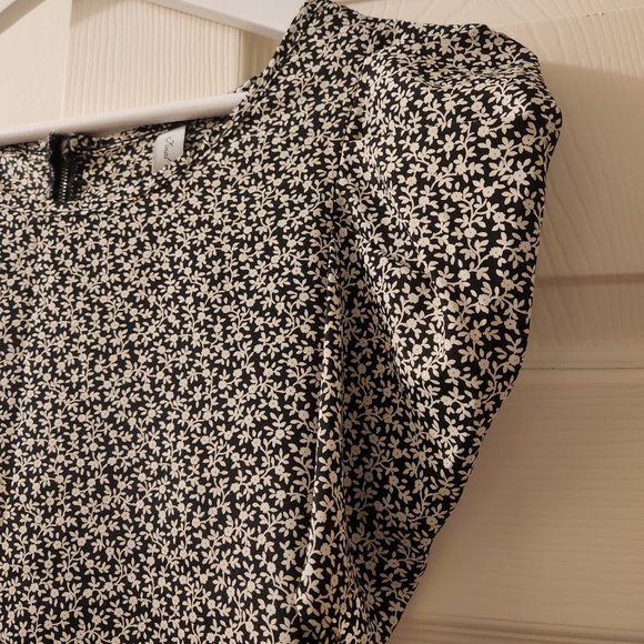 Architectural/Puffed Short Sleeve Blouse - Picture 2 of 5